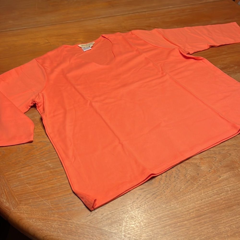 Norm Thompson v-neck top‎